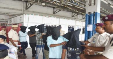 रेलयात्रियों के गहने चोरी करने वाले बाप-बेटे समेत पांच को पुलिस ने पटना जंक्शन से किया गिरफ्तार