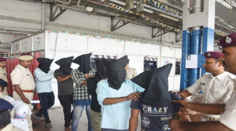 रेलयात्रियों के गहने चोरी करने वाले बाप-बेटे समेत पांच को पुलिस ने पटना जंक्शन से किया गिरफ्तार