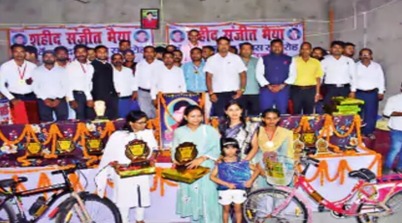 समस्तीपुर :शहीद संजीत की 20वीं पुण्यतिथि पर श्रद्धांजलि सभा व मेगा टेस्ट का आयोजन,पुरस्कार मिला
