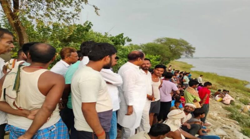 समस्तीपुर:प्रतिमा विसर्जन में 10 लड़के डूबे, 8 को बचाया,2 युवक लापता:तलाश जारी