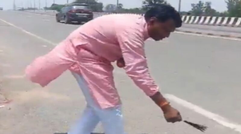 तेजस्वी यादव के समर्थक सड़क को दिखाने लगे अगरबत्ती,किया धन्यवाद