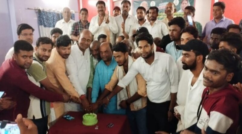 समस्तीपुर नगर राजद ने सद्भावना दिवस के रूप में मनाया लालू यादव का जन्मदिन, केक काटा