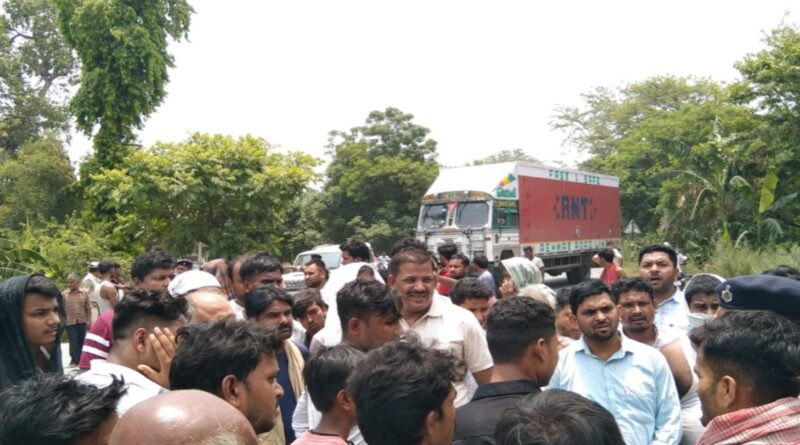 एनएच 28 बसढ़िया में डंपर की ठोकर से बाइक सवार ससुर की मौत,दामाद की घायल