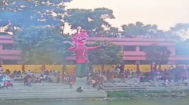 समस्तीपुर:ढट्ठा गांव में होली के अवसर पर रावण का पुतला दहन, जुटी भीड़