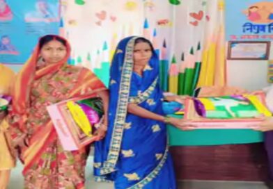 सोठगामा में प्रधानाध्यापक ने रसोइया दीदी को सम्मानित किया:साड़ी-सेवइयां भेंट दिया