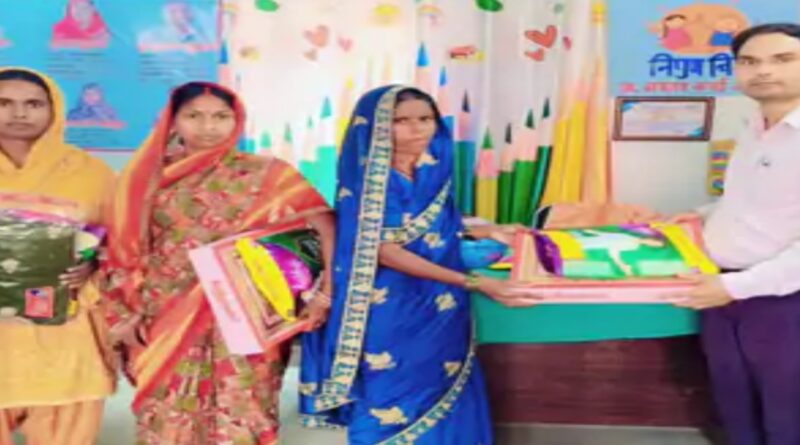 सोठगामा में प्रधानाध्यापक ने रसोइया दीदी को सम्मानित किया:साड़ी-सेवइयां भेंट दिया