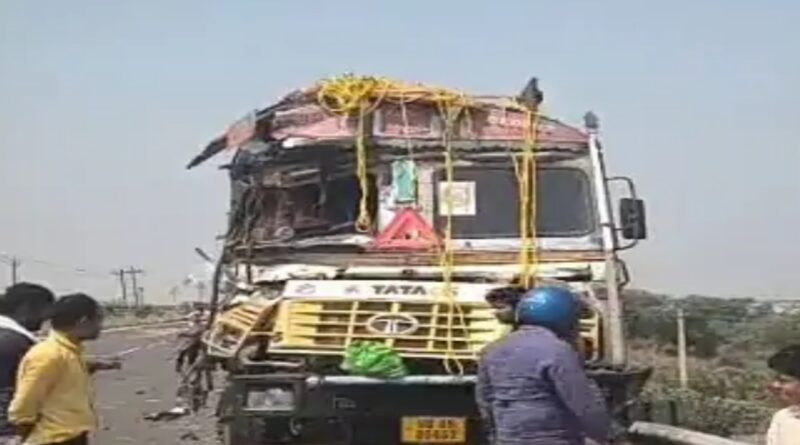 फोरलेन पर ट्रक-हाइवा की टक्कर:नींद की झपकी से एक्सीडेंट, घायल