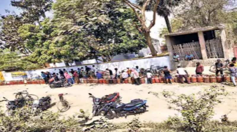 घरेलू गैस का संकट जारी:नए कनेक्शन व ट्रांसफर पर लगी रोक,12 बुकिंग पूरा होने पर बुकिंग नहीं
