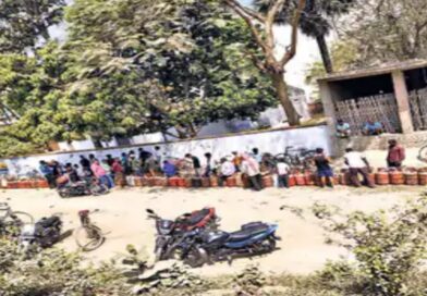 रसोई गैस की किल्लत:स्कूलों में नहीं पहुंच रहा रसोई गैस,मिड-डे-मील के लिए लकड़ी बना सहारा