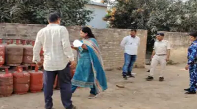 घरेलू गैस सिलेंडर का अवैध भंडारण, केस दर्ज:11 सिलेंडर जब्त किए