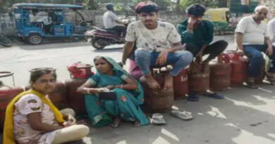 पटना में ऑनलाइन बुकिंग नहीं हुई तो एजेंसी की छुट्‌टी के दिन भी सिलेंडर लेकर पहुंचे लोग