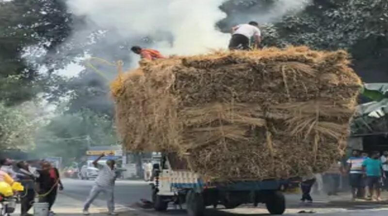 सरायरंजन में चलती पिकअप में लगी आग:ड्राइवर ने सूझबूझ से पाया काबू