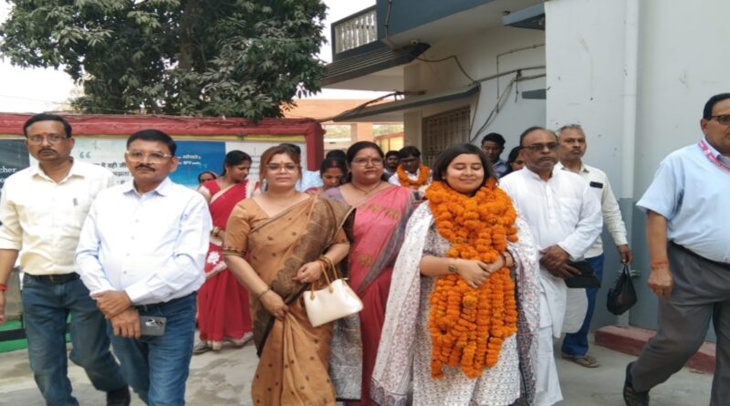 UPSC परीक्षा में 28 वाँ रैंक प्राप्त करने वाली   प्राची हनी का दलसिंहसराय में ढोल नगारो के साथ स्वागत