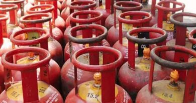 समस्तीपुर के ग्रामीण इलाकों में लकड़ी की मांग बढ़ी,45 दिन बाद ही गैस बुकिंग का नियम कर रहा परेशान