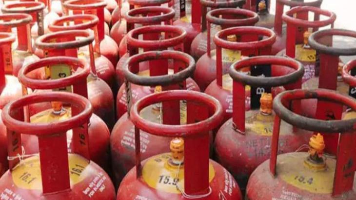 समस्तीपुर के ग्रामीण इलाकों में लकड़ी की मांग बढ़ी,45 दिन बाद ही गैस बुकिंग का नियम कर रहा परेशान