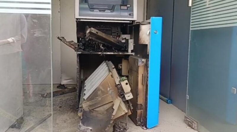 केनरा बैंक के ATM से 2.11 लाख की चोरी:स्कॉर्पियो सवार बदमाशों ने गैस कटर से मशीन काटा
