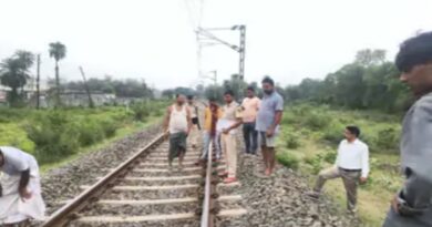 हादसा:ईयरफोन लगाकर ट्रैक पार कर रहे युवक की ट्रेन की चपेट में आने से मौत