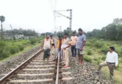हादसा:ईयरफोन लगाकर ट्रैक पार कर रहे युवक की ट्रेन की चपेट में आने से मौत