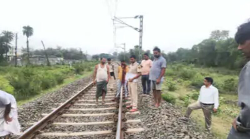 हादसा:ईयरफोन लगाकर ट्रैक पार कर रहे युवक की ट्रेन की चपेट में आने से मौत