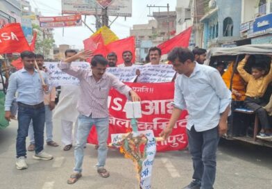 समस्तीपुर:गृहमंत्री अमित शाह का पुतला फूंका:दिल्ली पुलिस पर बिहारी युवक की हत्या का आरोप