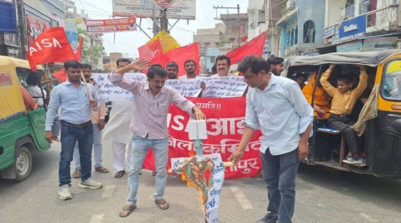 समस्तीपुर:गृहमंत्री अमित शाह का पुतला फूंका:दिल्ली पुलिस पर बिहारी युवक की हत्या का आरोप