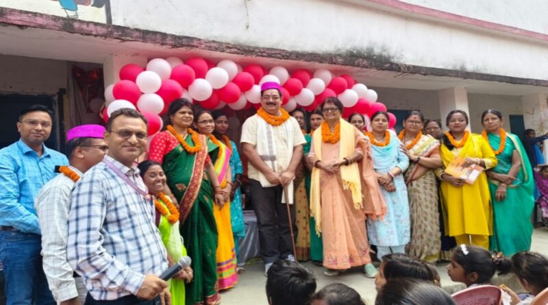 उत्क्रमित मध्य विद्यालय गोसपुर की प्रधानाध्यापिका के सेवानिवृति पर शिक्षिका को किया गया सम्मानित 