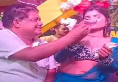 सरकारी स्कूल के हेडमास्टर ने आर्केस्ट्रा डांसर पर लुटाए रुपए:वीडियो आया सामने