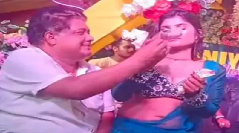 सरकारी स्कूल के हेडमास्टर ने आर्केस्ट्रा डांसर पर लुटाए रुपए:वीडियो आया सामने