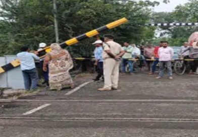 बछवाड़ा रेलवे फाटक 22B में मालवाहक पिकअप ने मारी टक्कर:बाधित रहा आवागमन