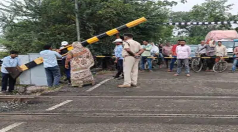 बछवाड़ा रेलवे फाटक 22B में मालवाहक पिकअप ने मारी टक्कर:बाधित रहा आवागमन