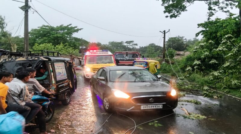 हाईवे पर पेड़ और बिजली का खंभा गिरने से दो महिलाओं की मौत,बाइक चालक घायल