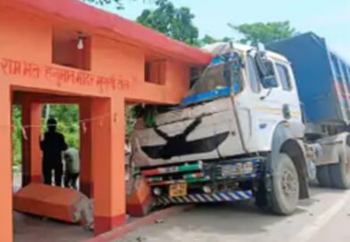 एनएच 28 पर अनियंत्रित होकर हाइवा हनुमान मंदिर में घुसा, चालक घायल