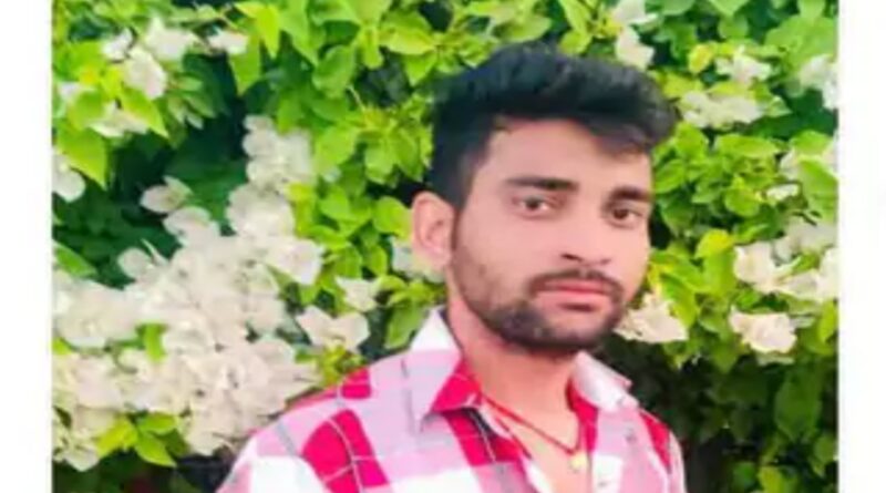 युवक का शव फंदे से लटका मिला:घर से 400 मीटर दूर,महिला संग फोटो वायरल