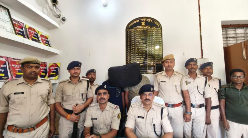 समस्तीपुर पुलिस ने ATM कार्ड बदलकर ठगी करने वाले गिरोह के दो सदस्य दबोचे, 32 एटीएम कार्ड बरामद