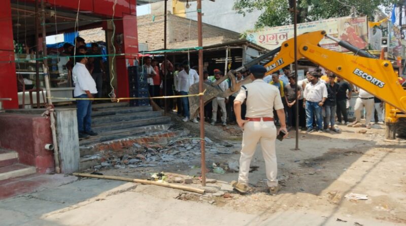 अतिक्रमणकारियों पर चला बुलडोजर,लोगों को मिलेगी जाम से मुक्ति