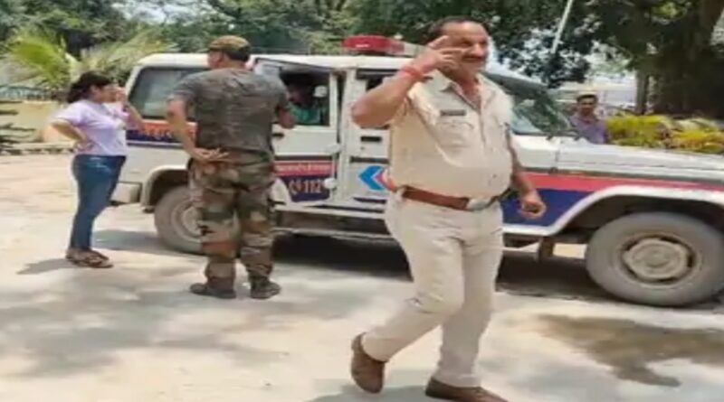 समस्तीपुर में महिला सिपाही का मोबाइल झपटा:शोर मचाने पर लोगों ने आरोपियों को खदेड़कर पकड़ा
