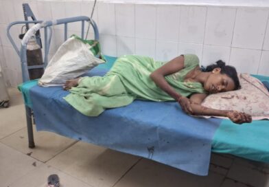 मोबाइल चोरी के आरोप में महिला की बेरहमी से पिटाई