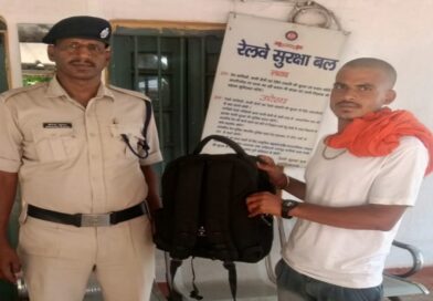 ऑपरेशन अमानत के तहत दलसिंहसराय स्टेशन पर छूटा बैग यात्री को लौटाया