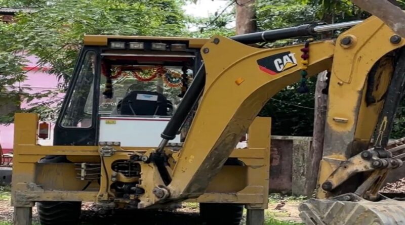 जेसीबी-ट्रेलर जब्त, तीन गिरफ्तार,अवैध बालू खनन पर वन विभाग की कार्रवाई