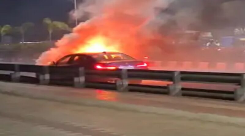 पटना- मरीन ड्राइव पर BMW कार में लगी आग:45 मिनट में कार पूरी तरह से जलकर खाक