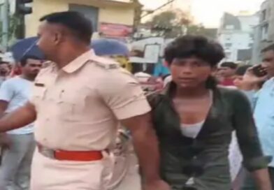 सोने का चेन छीन भाग रहे चोर की पिटाई:स्नैचर पकड़ाया, लोगों ने पुलिस के हवाले किया