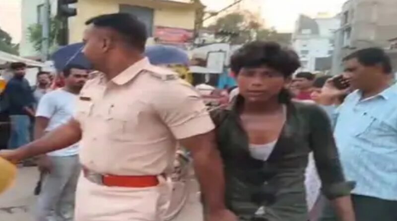 सोने का चेन छीन भाग रहे चोर की पिटाई:स्नैचर पकड़ाया, लोगों ने पुलिस के हवाले किया
