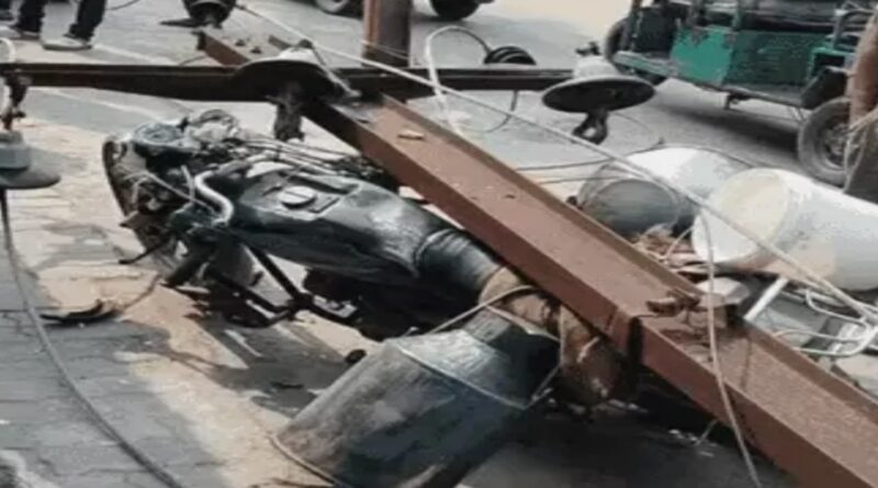 बेगूसराय में अचानक गिरा बिजली का पोल:बगैर सेफ्टी के शिफ्टिंग का काम हो रहा था