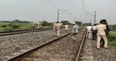 ट्रेन से कटकर व्यक्ति की मौत:पसराहा स्टेशन के पास ट्रैक किनारे मिला शव