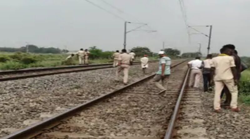 ट्रेन से कटकर व्यक्ति की मौत:पसराहा स्टेशन के पास ट्रैक किनारे मिला शव