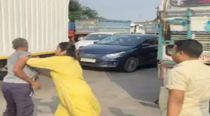 NH28 टोल प्लाजा पर महिला का हंगामा:गाड़ी बैक करने को लेकर हुआ विवाद