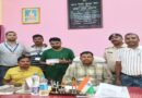 मेहसी स्टेशन पर तत्काल टिकट की कालाबाजारी करते रंगेहाथ धराया युवक 