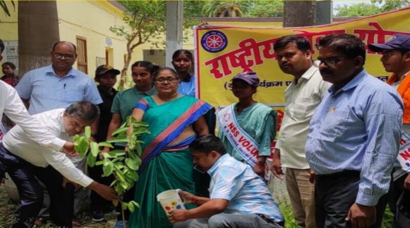 आर.बी.कालेज,दलसिंहसराय में पौधारोपण कार्यक्रम आयोजित 