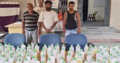 अवधेश चौक से 124 लीटर नेपाली शराब संग छोटा राजन समेत तीन तस्कर गिरफ्तार