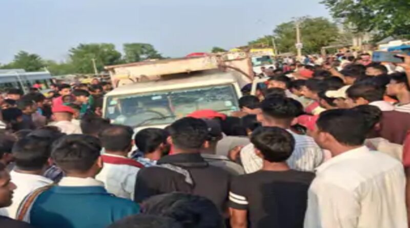 सड़क हादसे में भाई-बहन की मौत, पिता घायल, पिकअप ने तीनों को कुचला